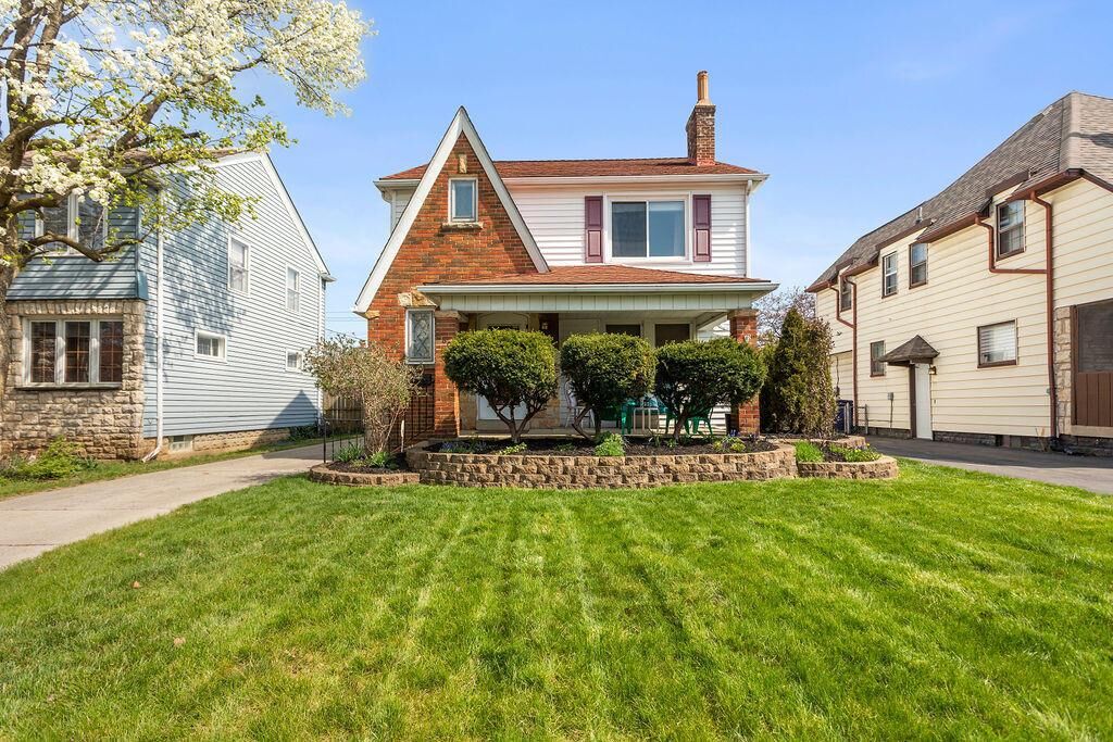 Property Photo: 680 Wiltshire Road OH 43204
