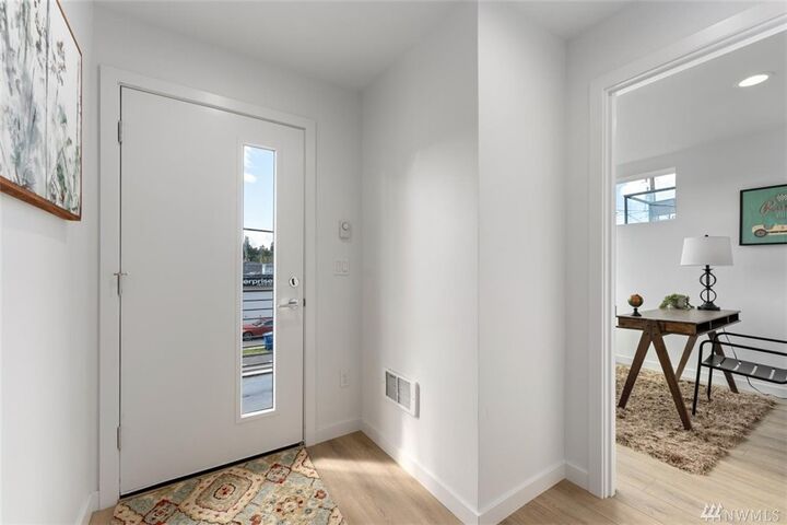 Property Photo: 5712 Roosevelt Wy NE B WA 98105