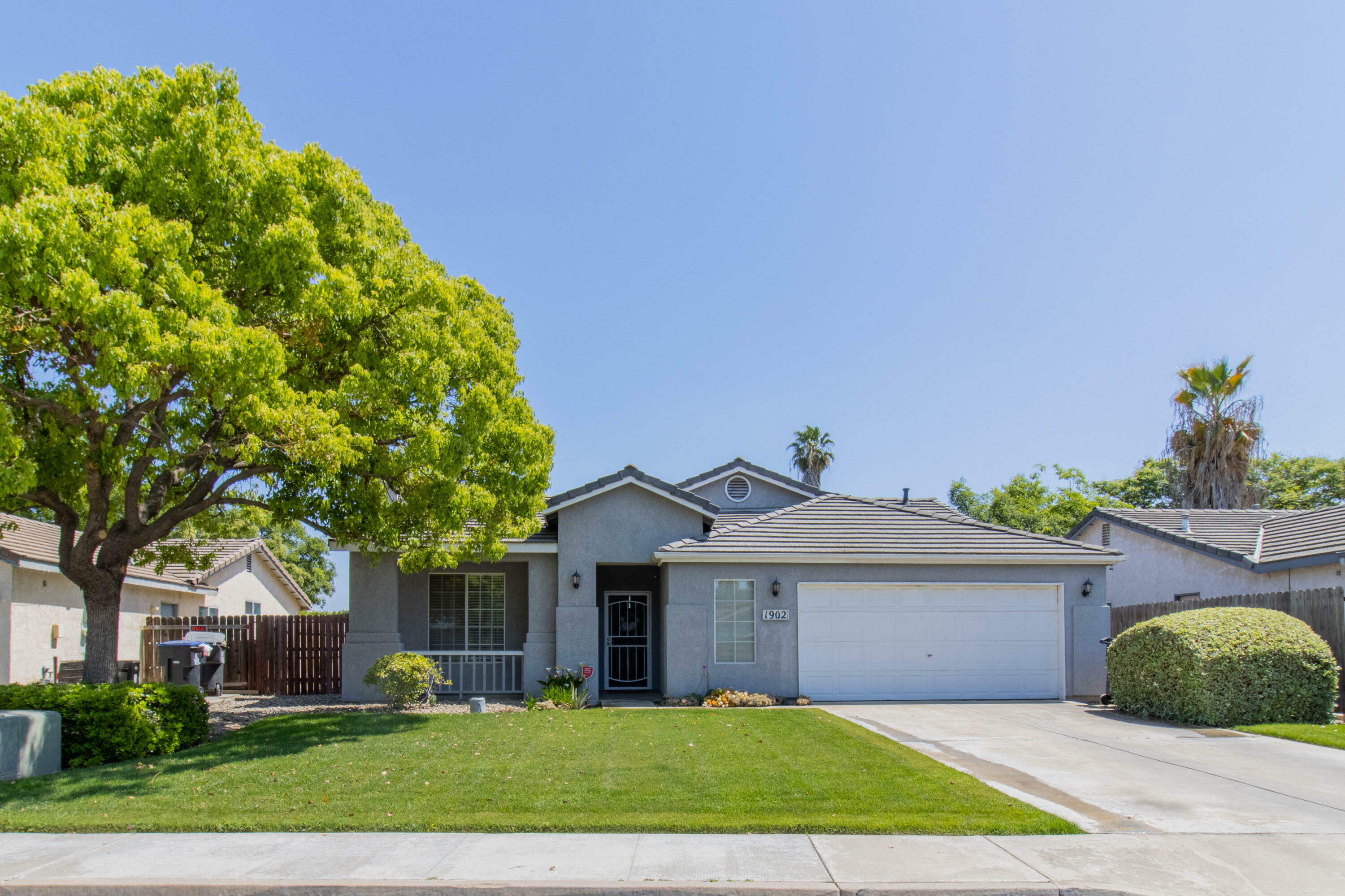 Property Photo:  1902 N Shady Street  CA 93291 