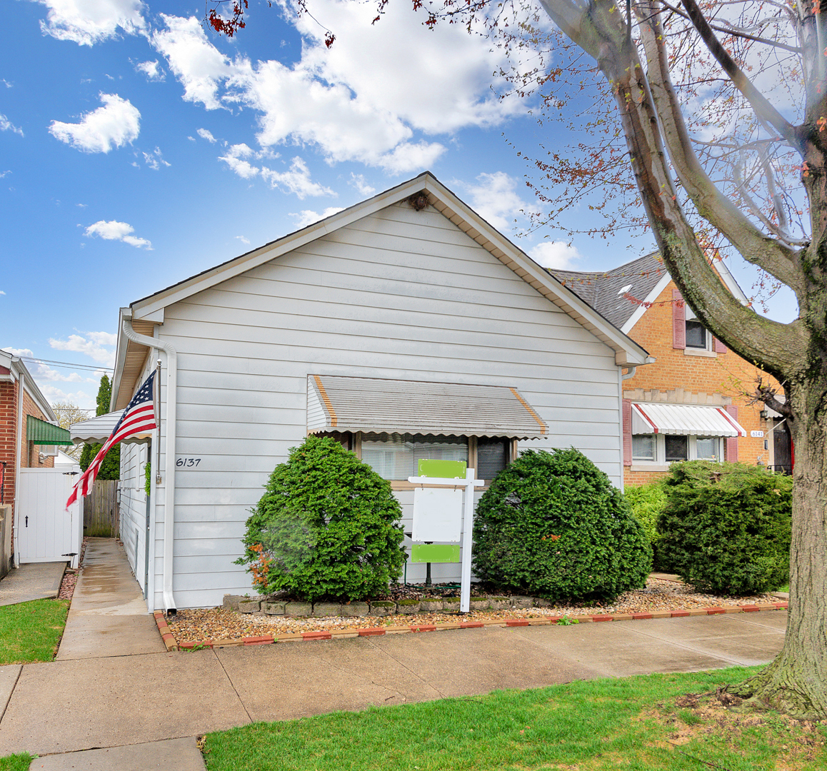 Property Photo:  6137 S Meade Avenue  IL 60638 