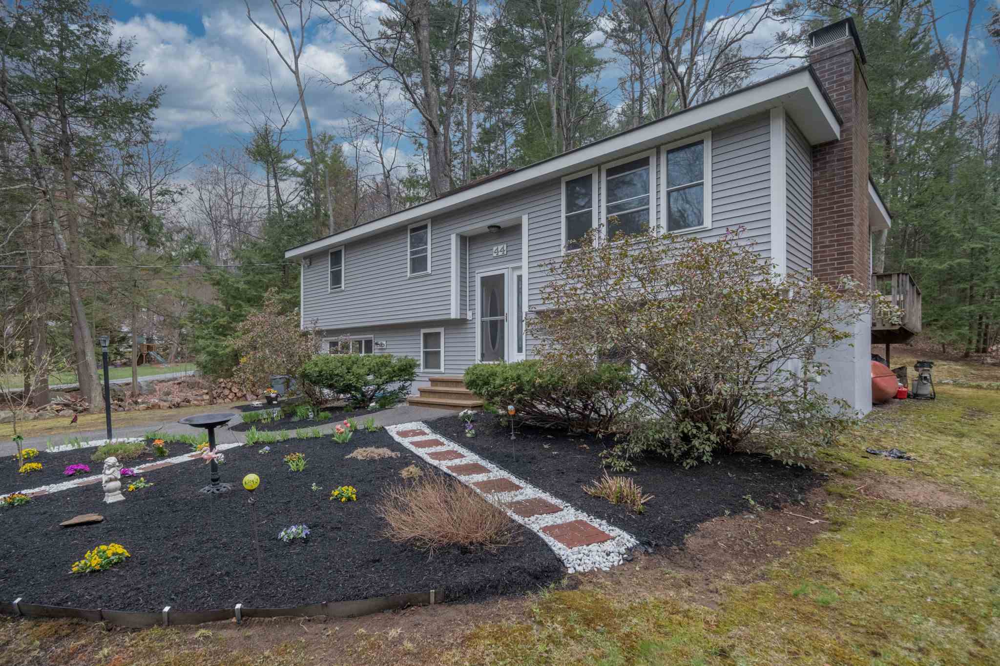 Property Photo:  44 Lamson Drive  NH 03054 