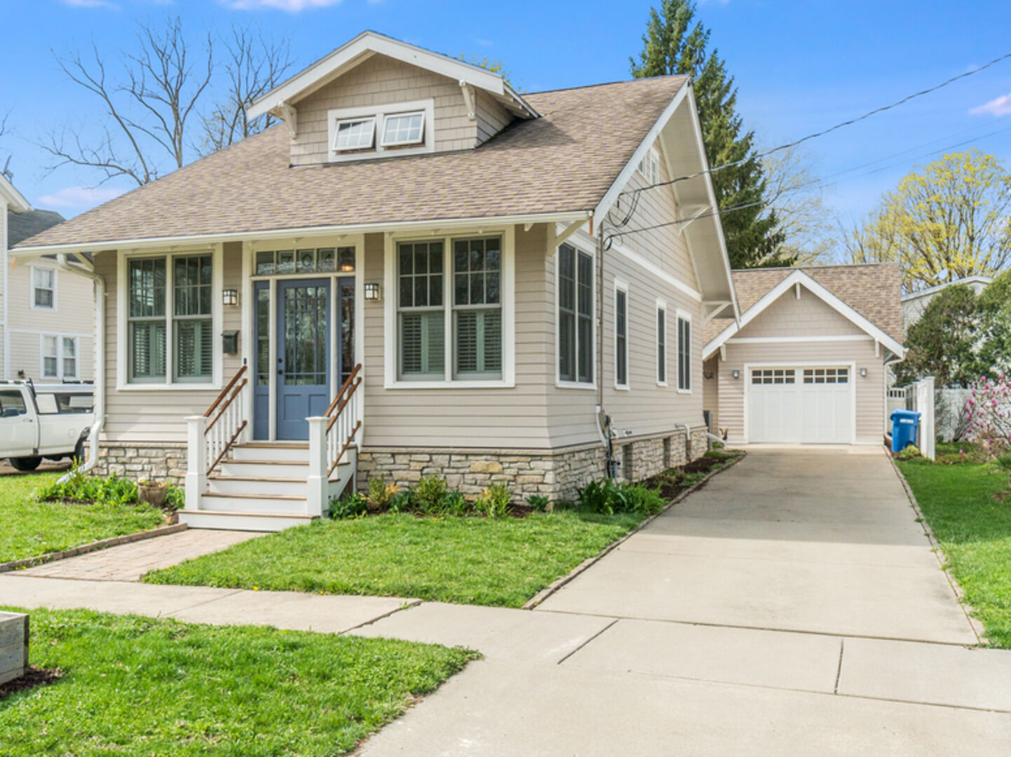 Property Photo: 704 South Avenue IL 60174