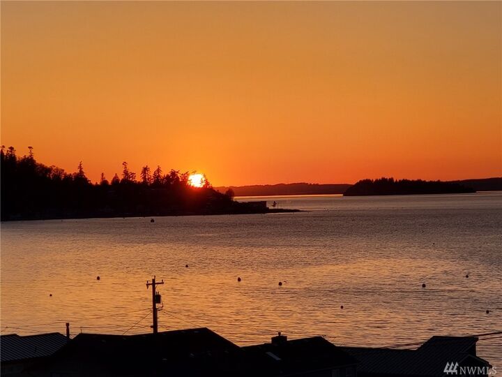 Property Photo:  1110 Ekle St  WA 98282 