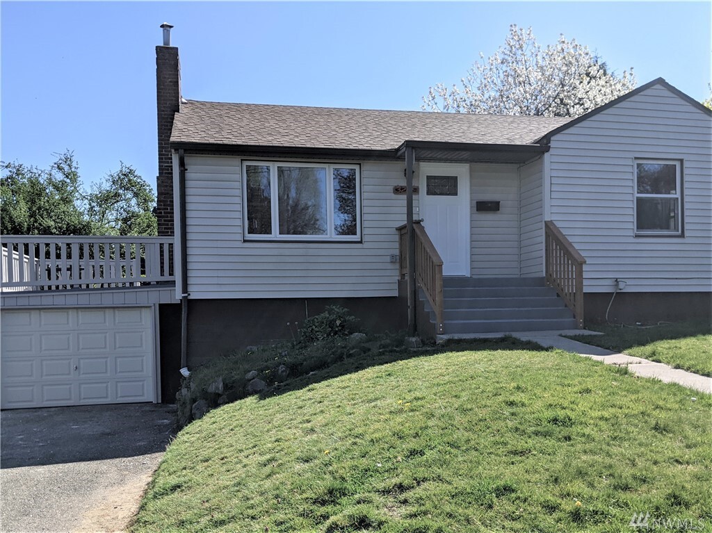 Property Photo: 3239 S 137th St WA 98168