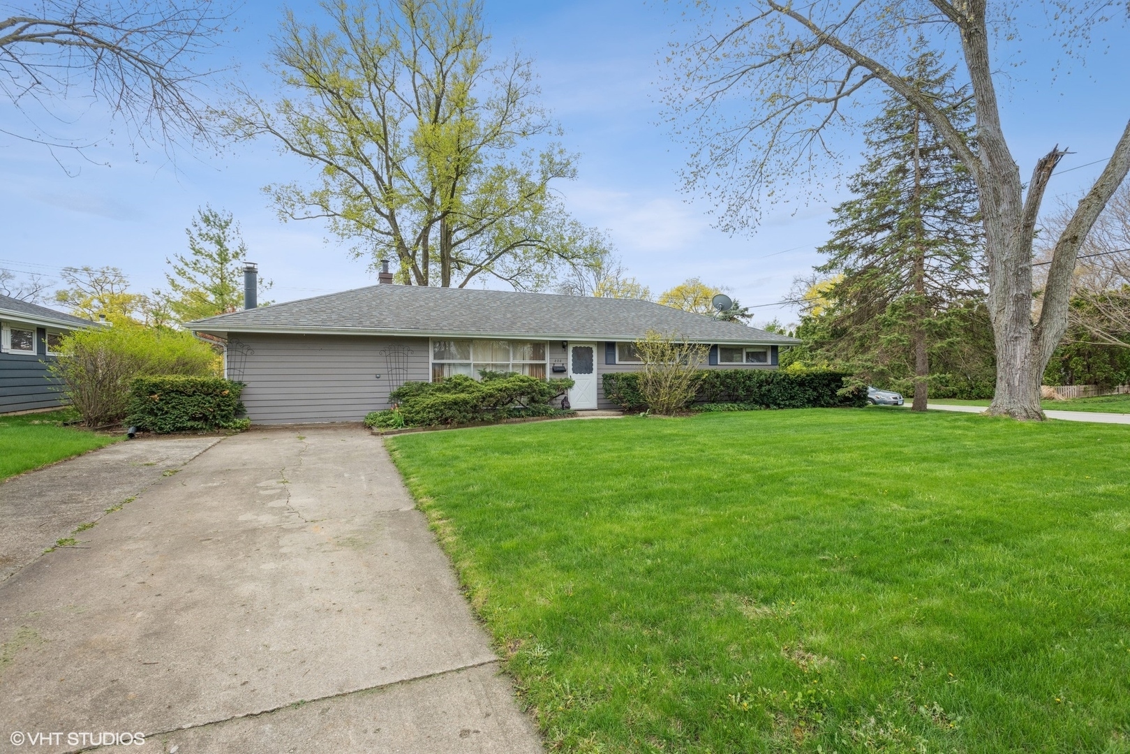 Property Photo: 404 Bridle Lane IL 60187