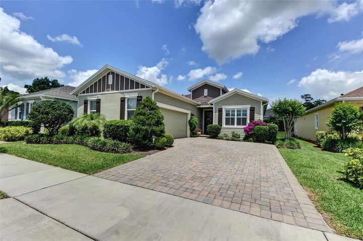 Property Photo: 105 Bedford Court FL 32724
