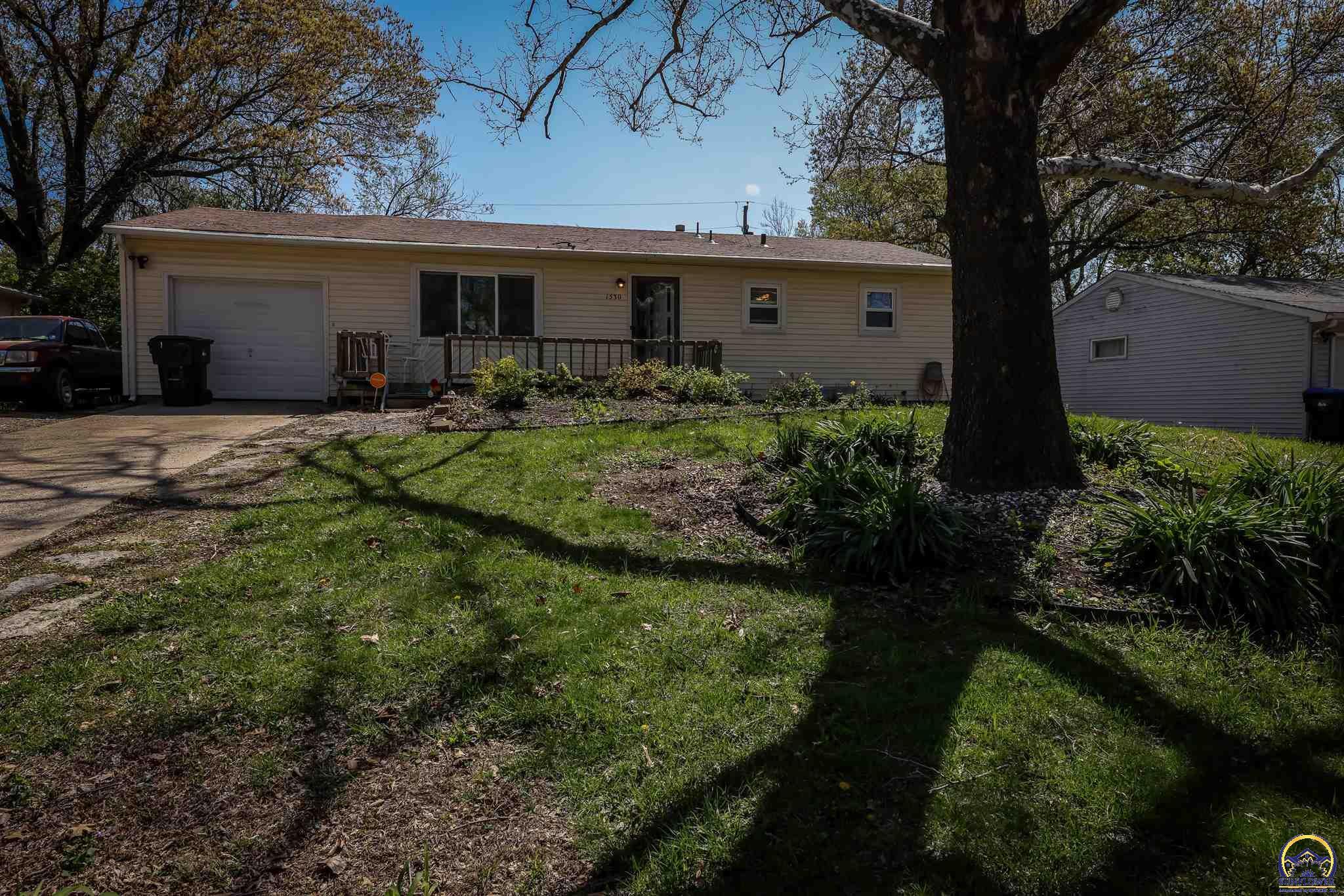 Property Photo: 1530 SW Glendale Dr KS 66604