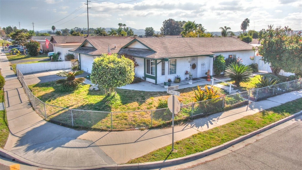 Property Photo: 5008 El Mirlo Dr CA 92057