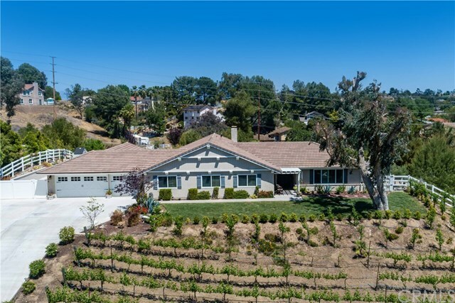 Property Photo: 40544 Calle Torcida CA 92591