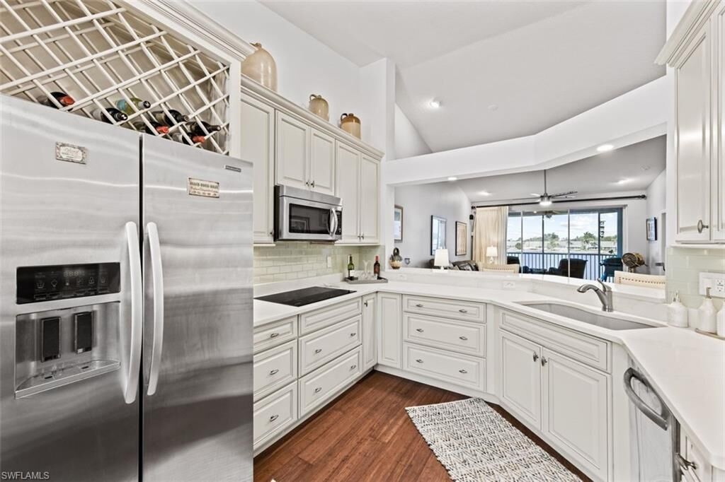 Property Photo:  3370 Crown Pointe Boulevard W 202  FL 34112 