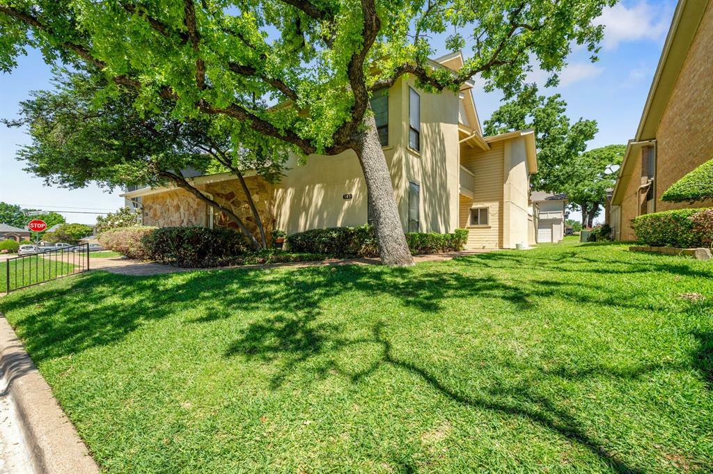 Property Photo:  305 Oak Shadow Circle  TX 76021 