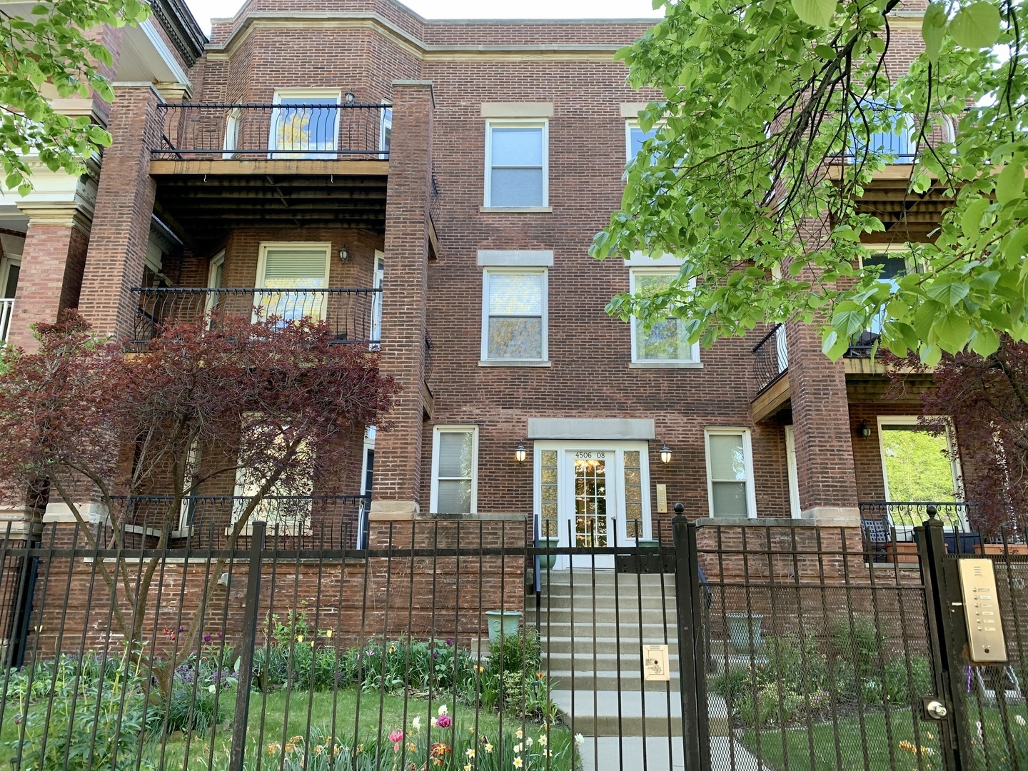Property Photo: 4506 N Magnolia Avenue 1S IL 60640