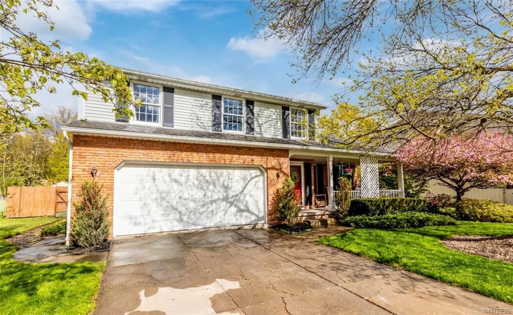 Property Photo:  19 Royal Oak Circle  NY 14072 