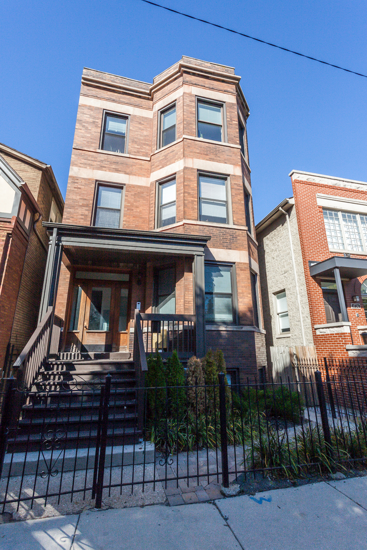 Property Photo: 1740 W Henderson Street 3 IL 60657