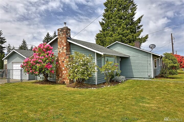 Property Photo: 22206 62nd Ave W WA 98043
