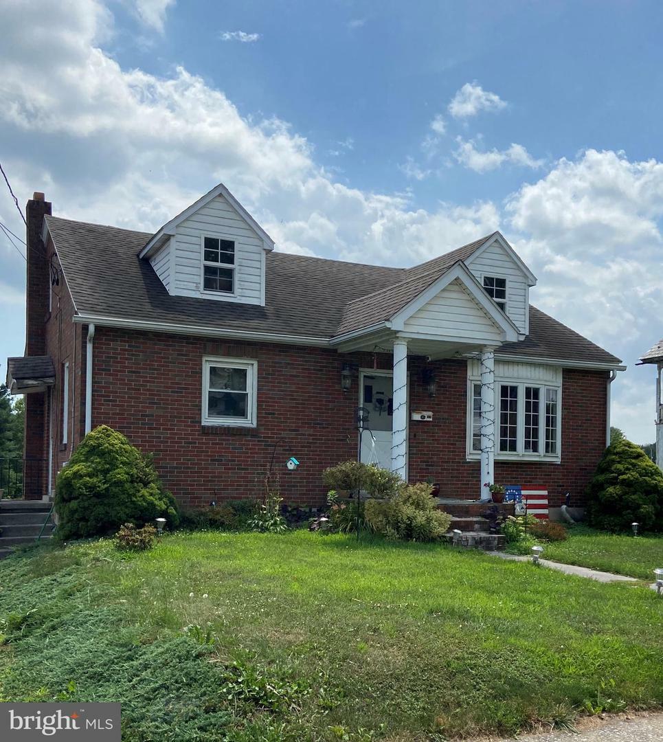 Property Photo: 206 W Maple Avenue PA 17067