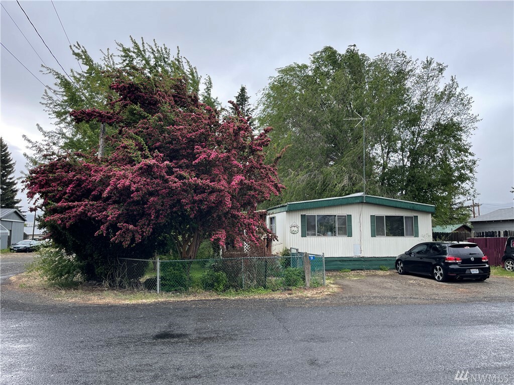 Property Photo:  131 Main St  WA 98946 