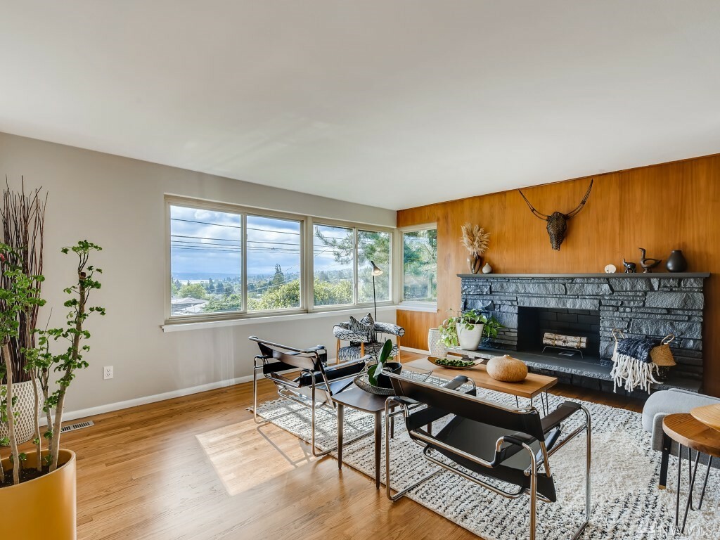 Property Photo:  3520 S Thistle St  WA 98118 
