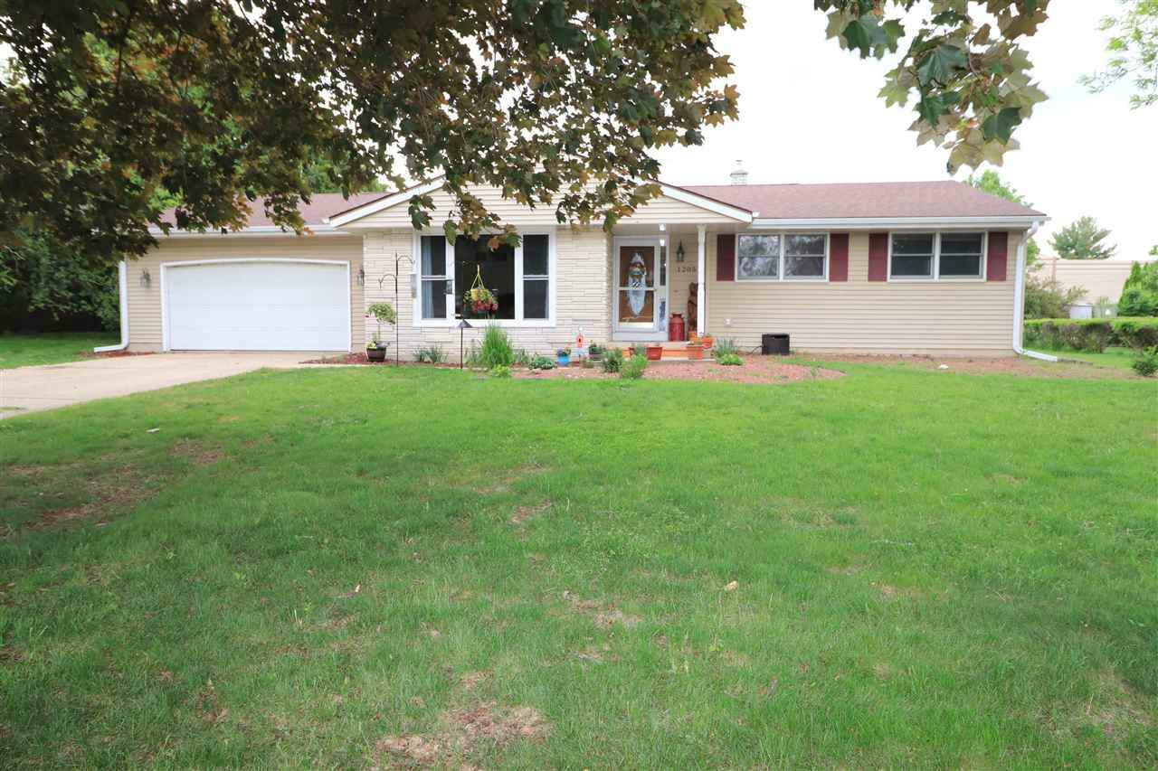 Property Photo:  1205 Somerset Ct  WI 53546 