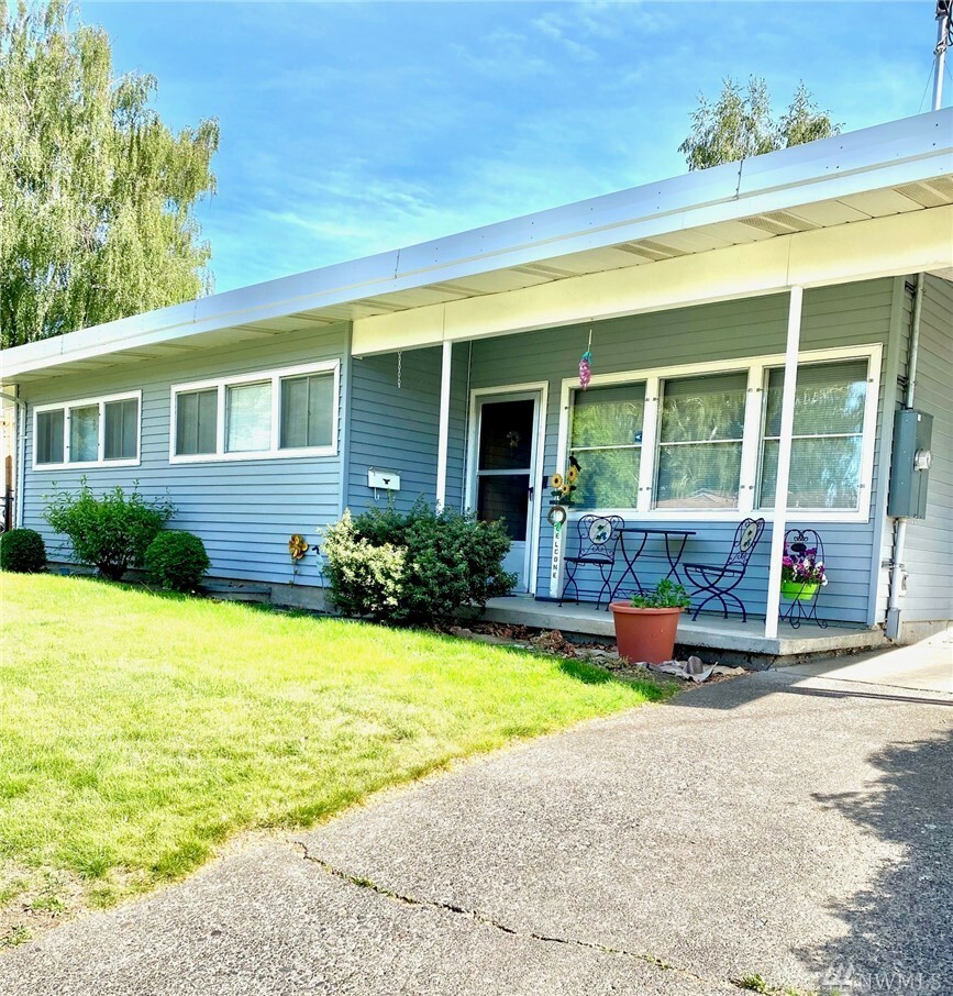 Property Photo:  928 Hobson St  WA 99362 