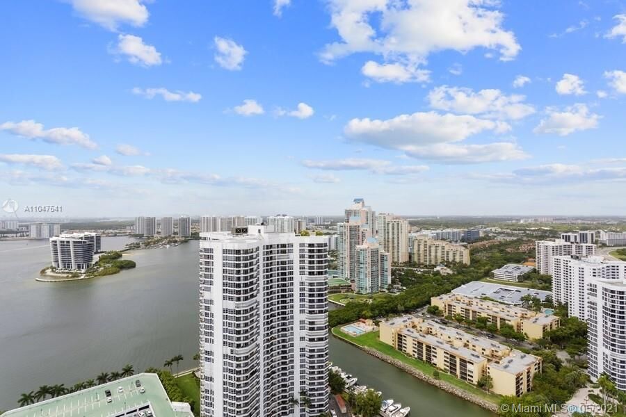 Property Photo: 3500 Mystic Pointe Dr Lph3 FL 33180