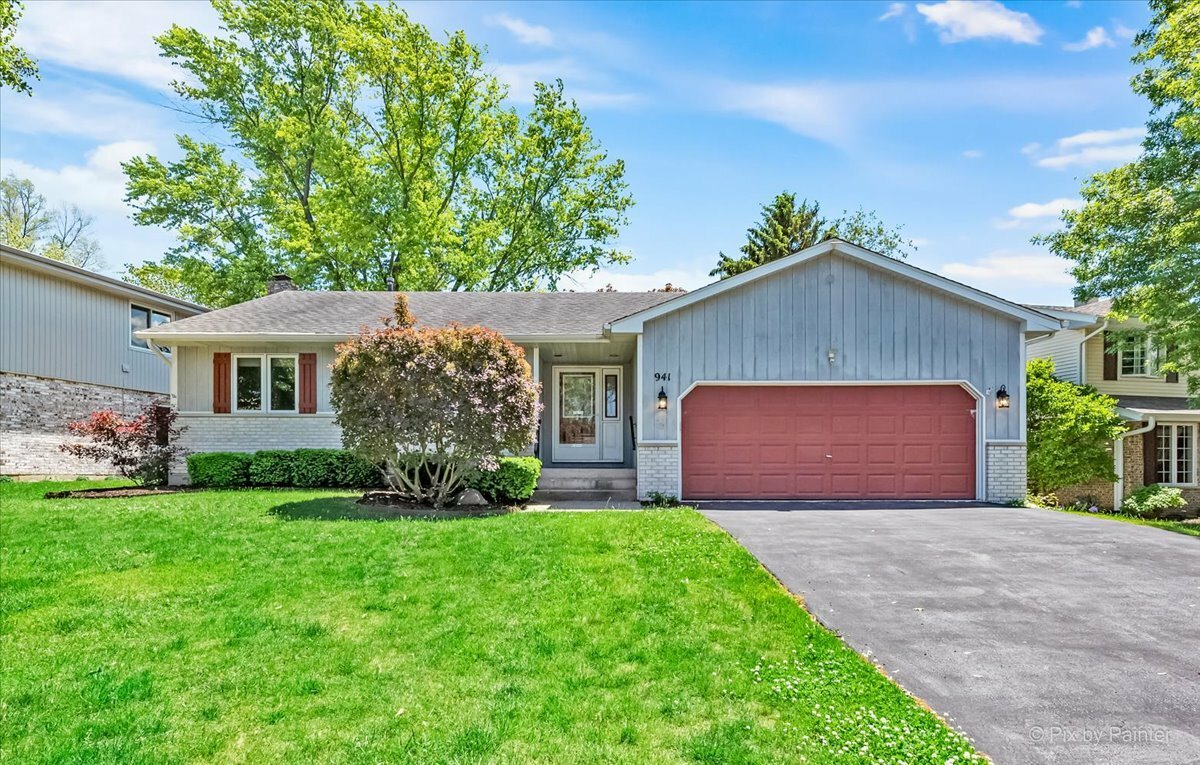 Property Photo: 941 Pin Oak Circle IL 60013