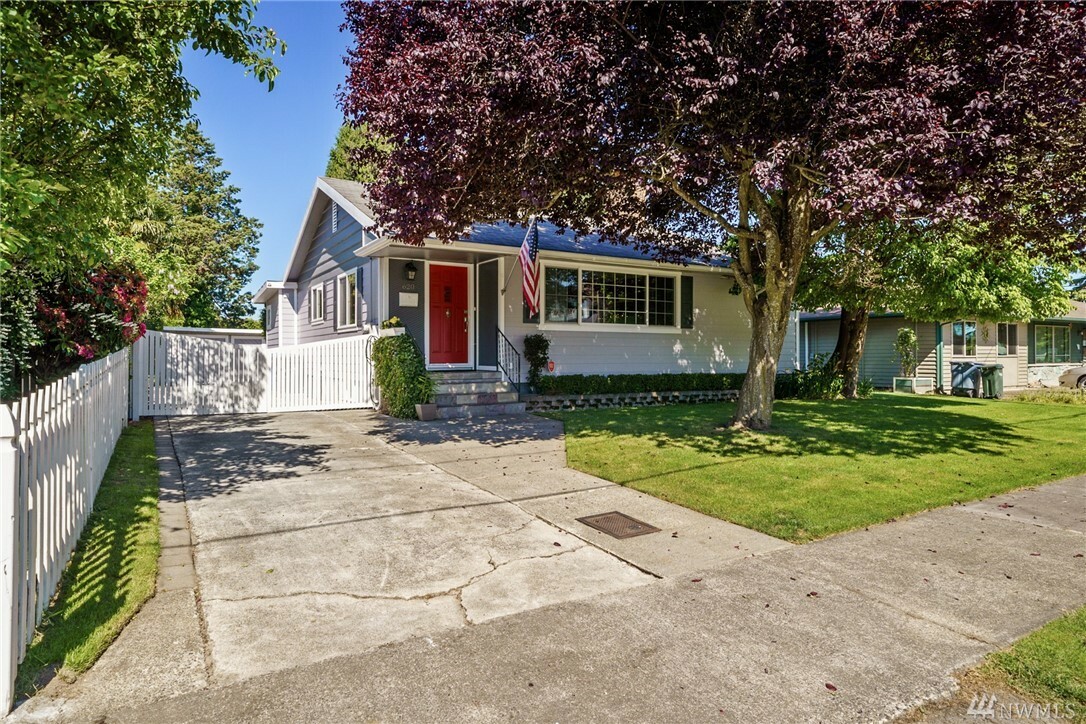 Property Photo:  620 Cherry Ave  WA 98390 