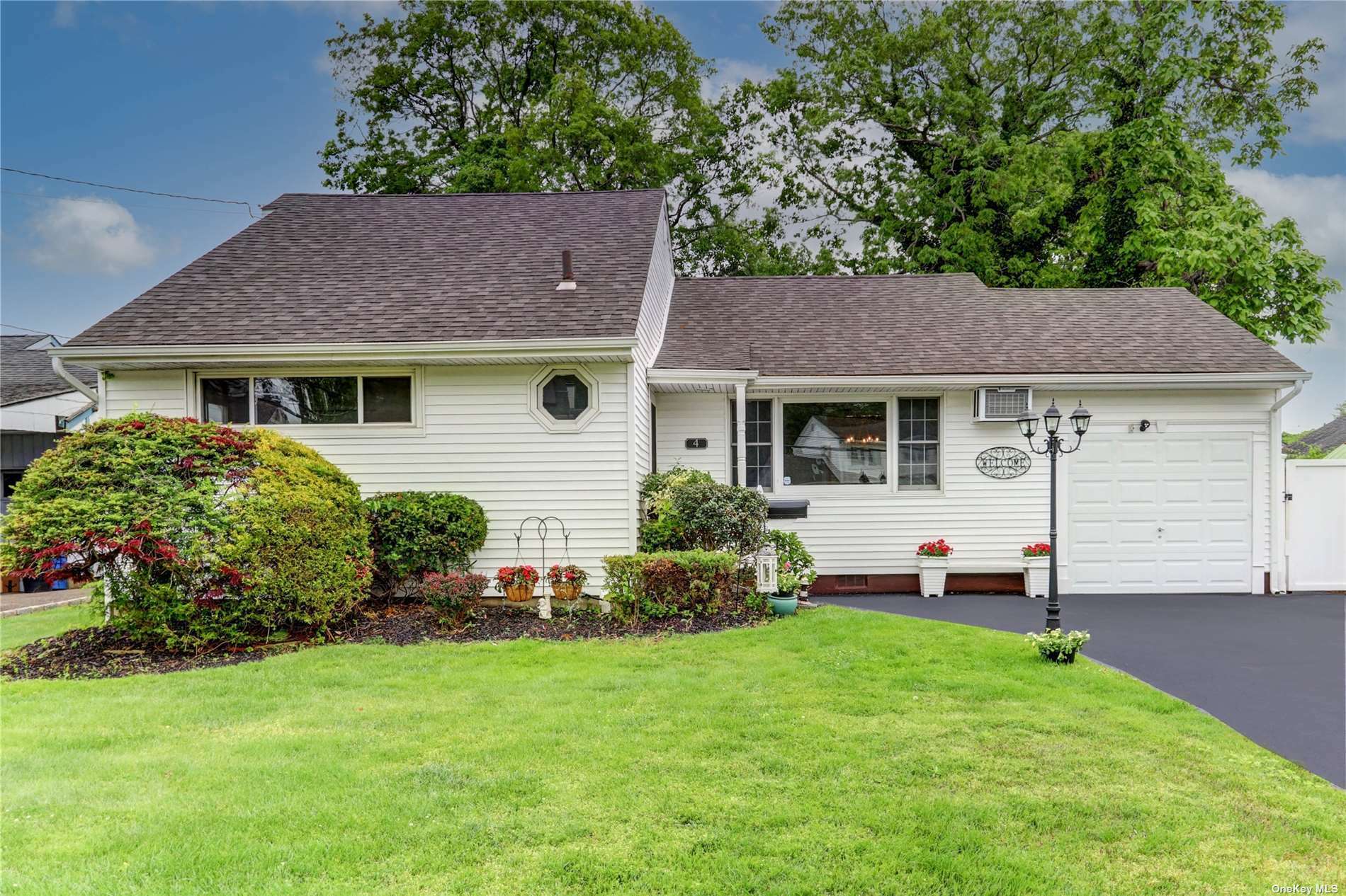 Property Photo:  4 Thomas Drive  NY 11703 