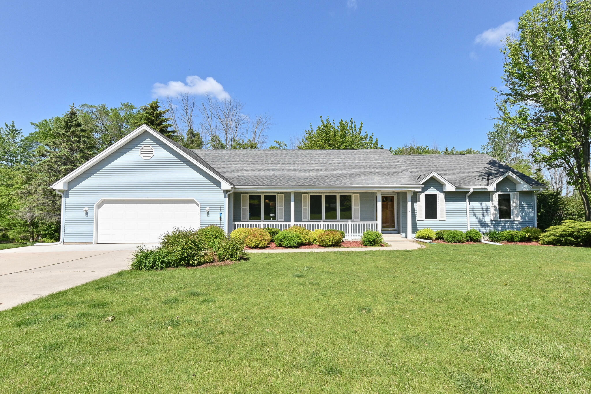 Property Photo:  537 Shady Ridge Ct  WI 53024 