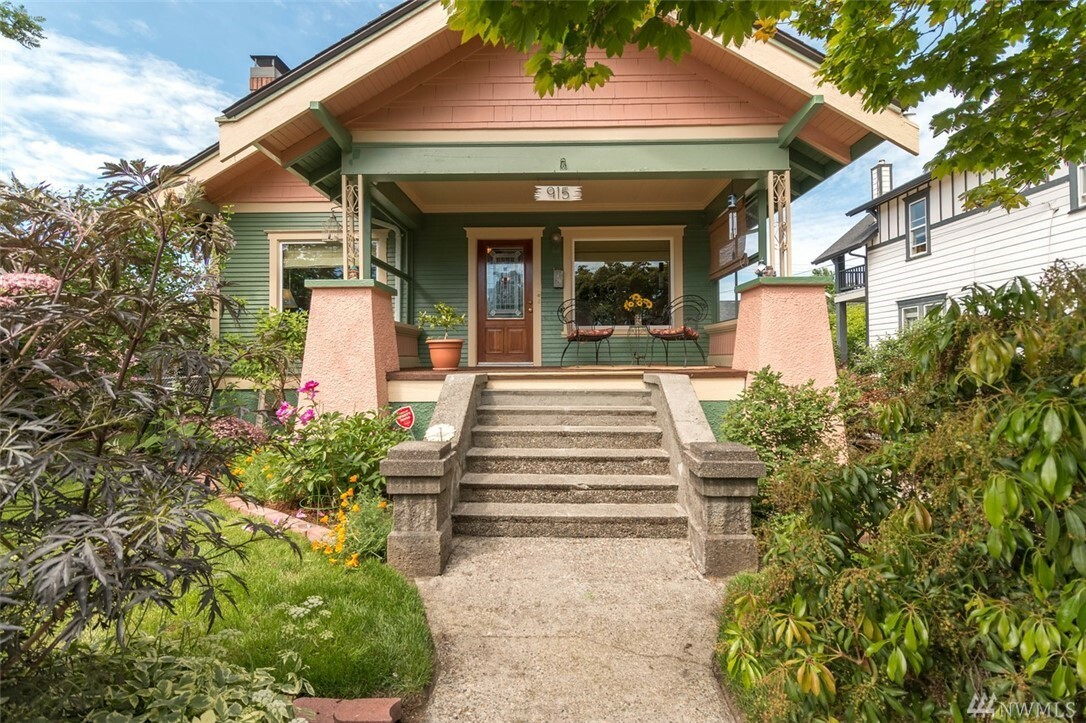 Property Photo:  915 F St  WA 98531 