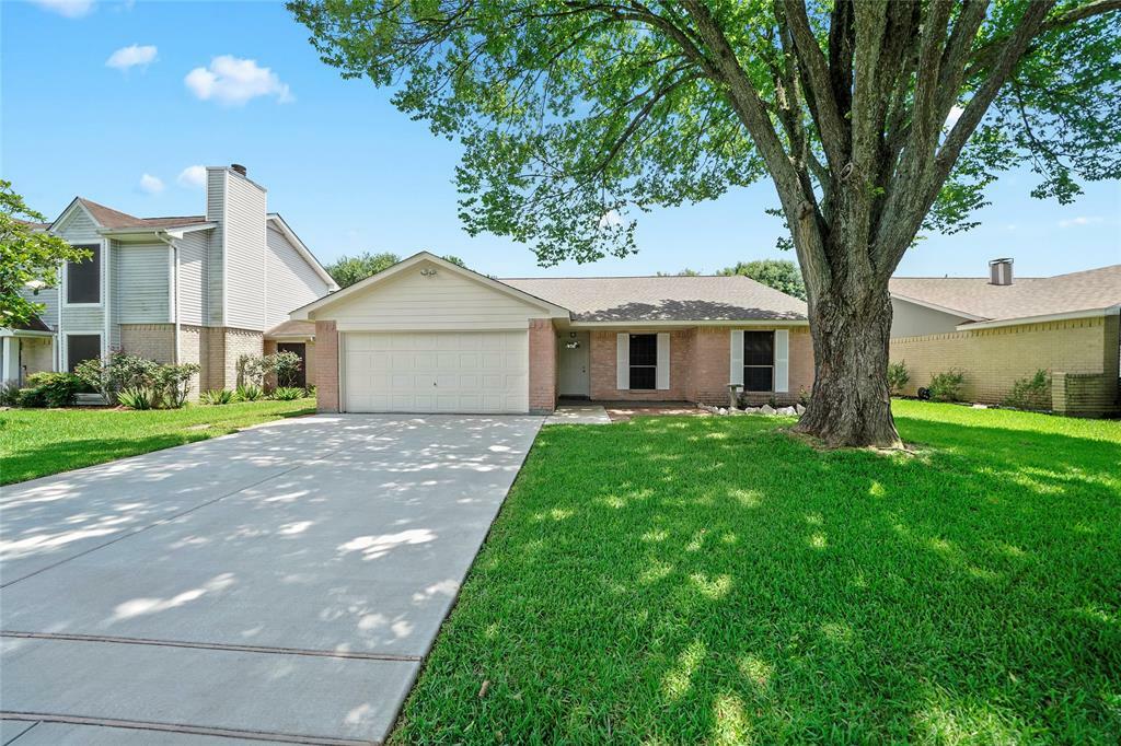 Property Photo: 5029 Meadow Place Drive TX 77571