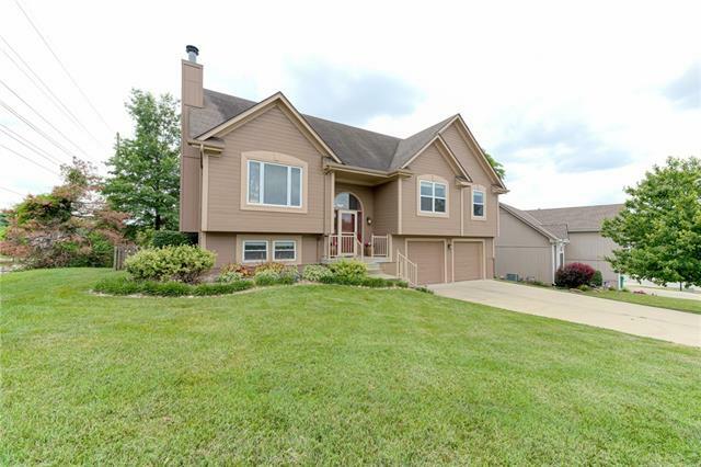 Property Photo:  2001 SW British Drive  MO 64081 