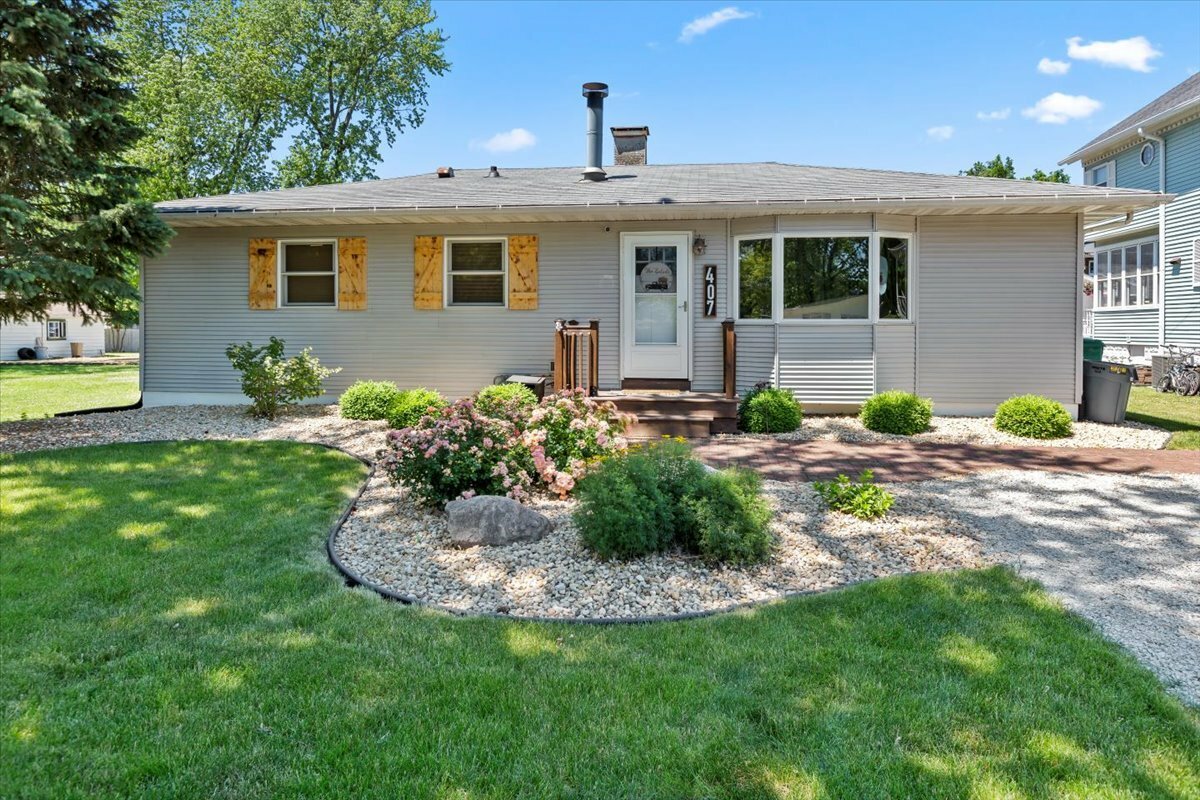 Property Photo:  407 Thelma Street  IL 60442 