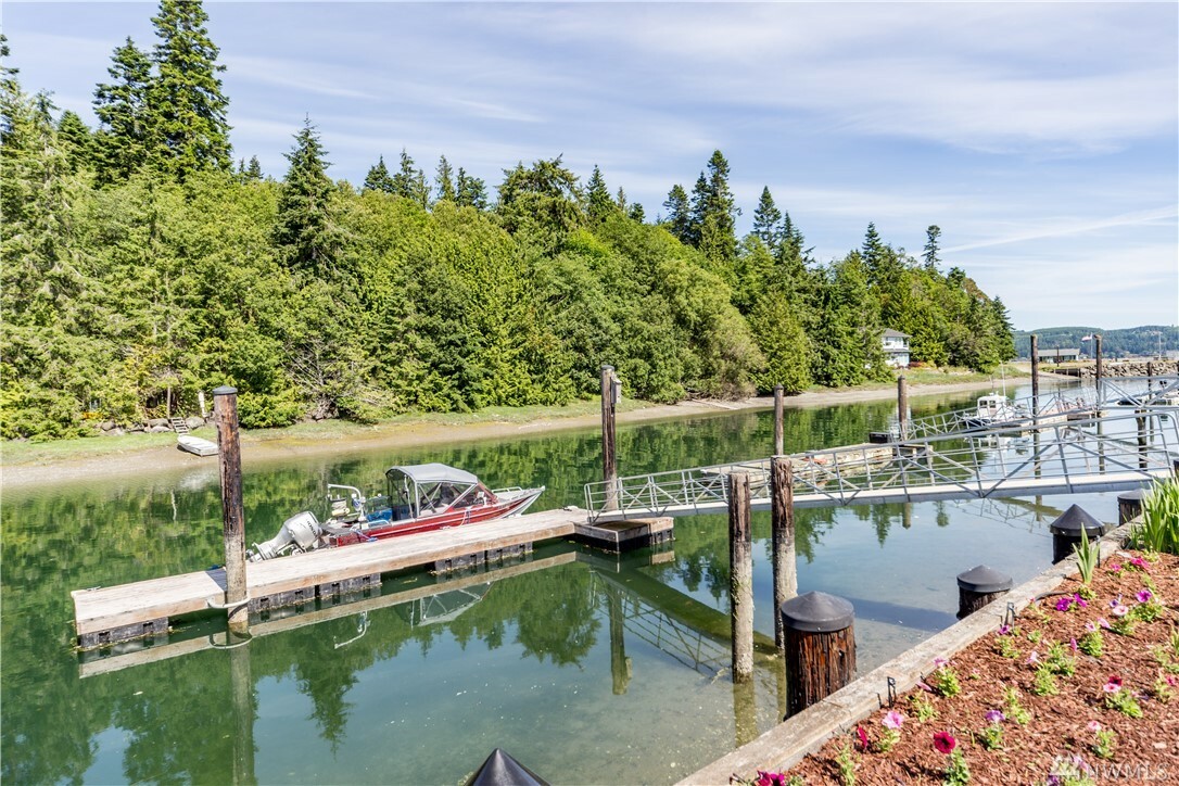 Property Photo:  493 N Beach Dr  WA 98365 