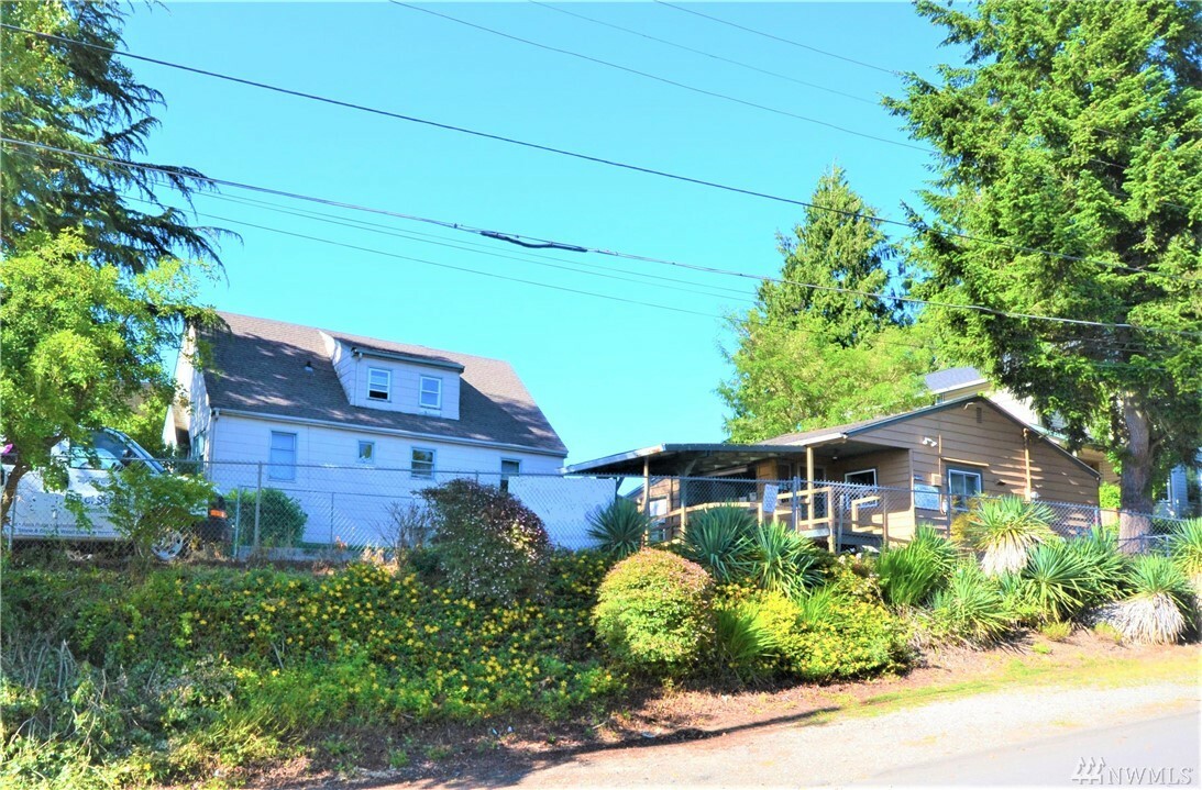 Property Photo:  10000 Greenwood Ave N  WA 98133 