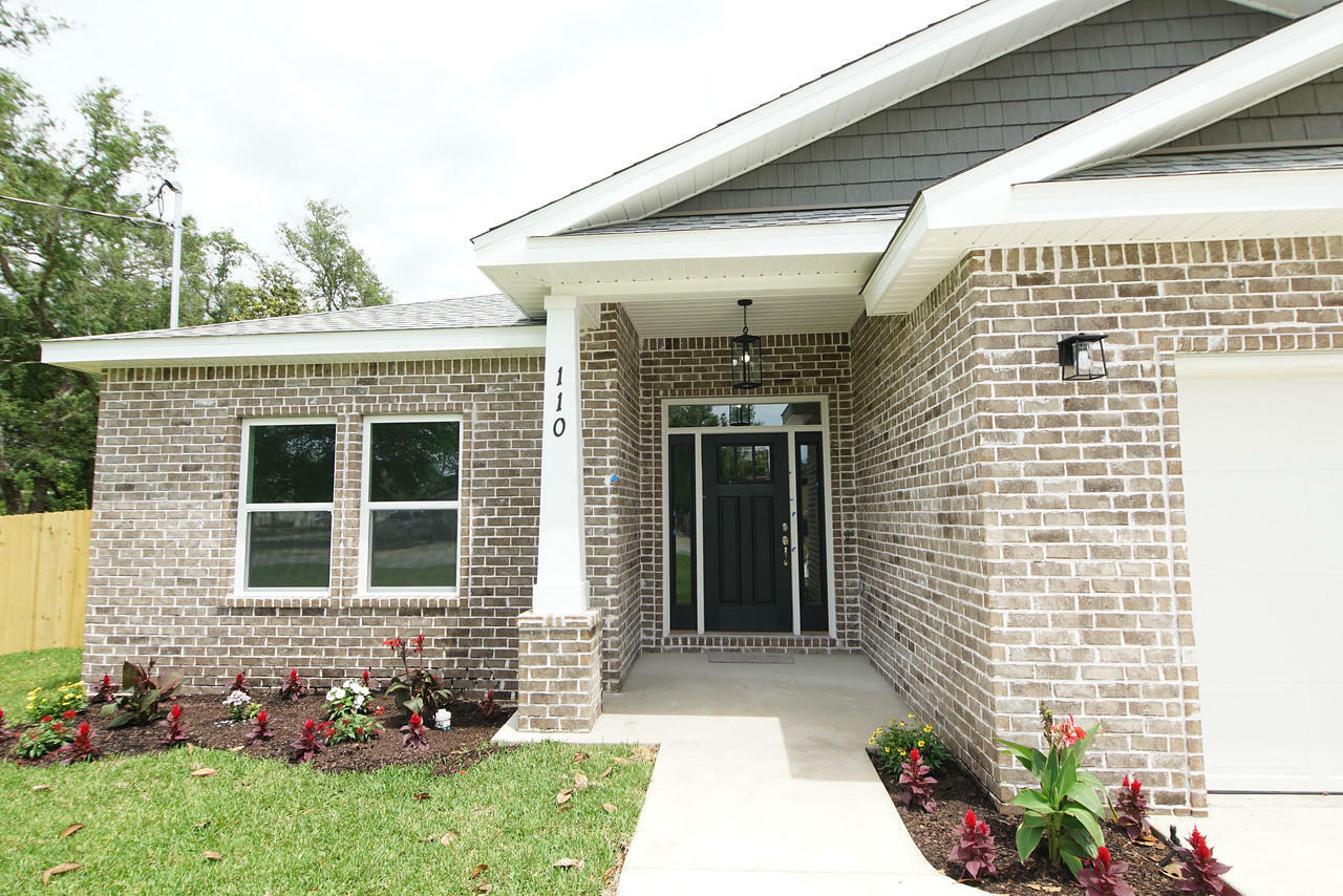 Property Photo:  108 NW Hudson Drive  FL 32548 