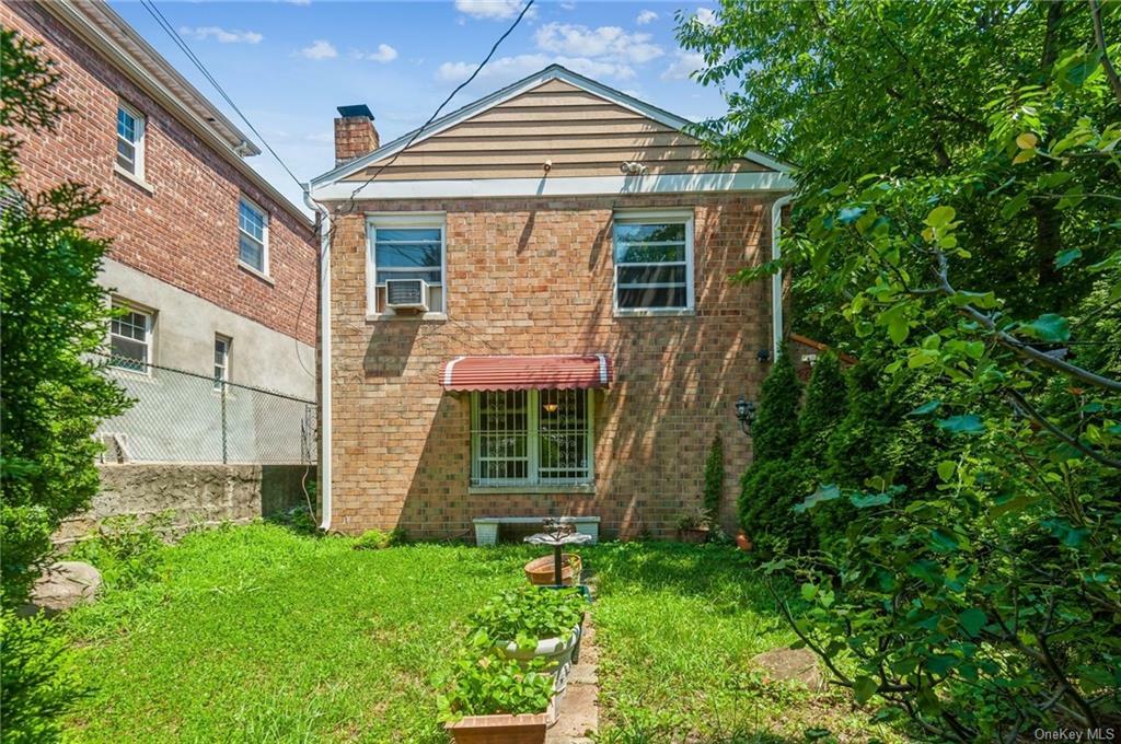 House for sale in Bronx 2712 Fish Avenue, Bronx, NY 10469