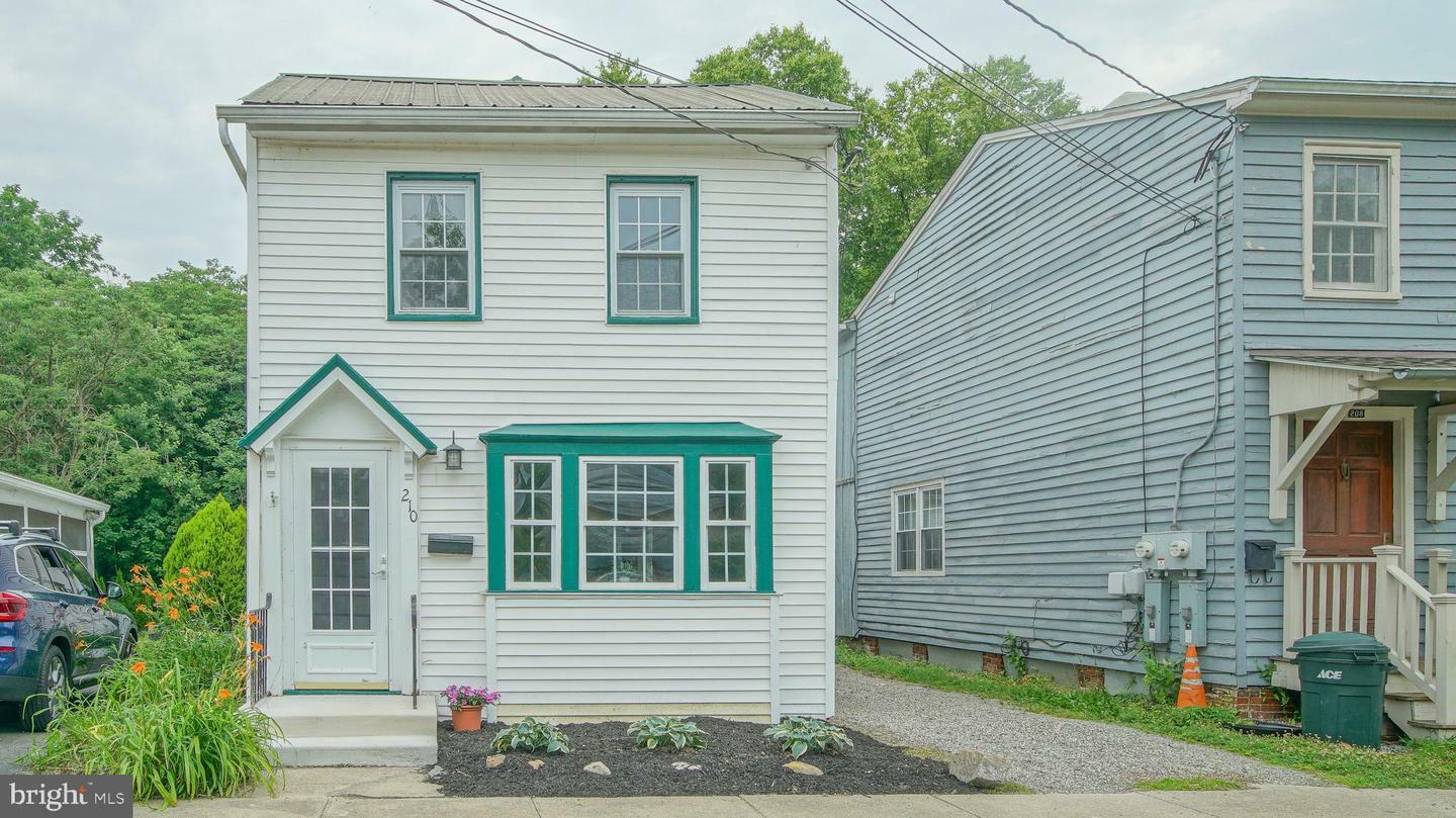 Property Photo:  210 Calvert Street  MD 21620 