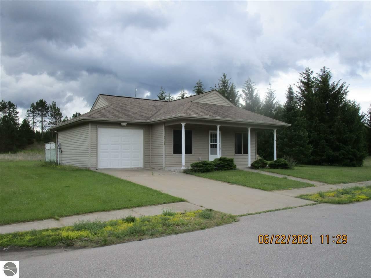 Property Photo: 9508 Chandler Drive MI 49659-8508