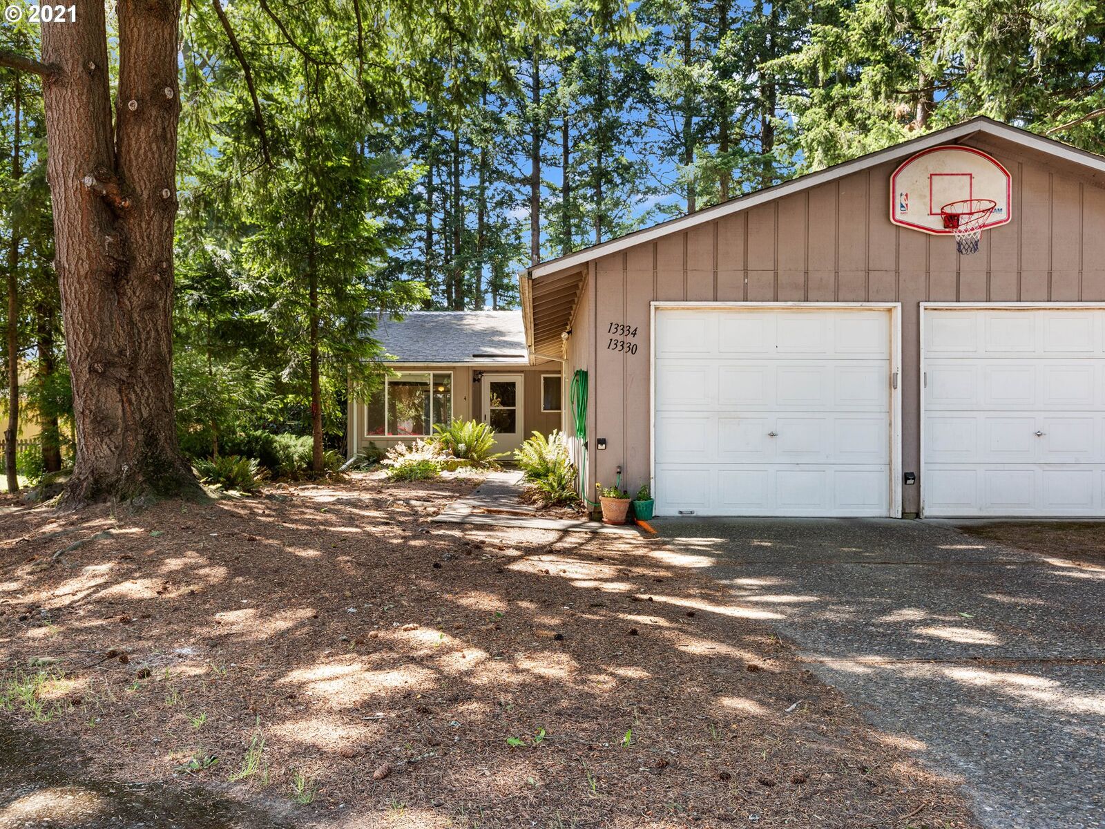 Property Photo:  13330 SE Sherman St  OR 97233 