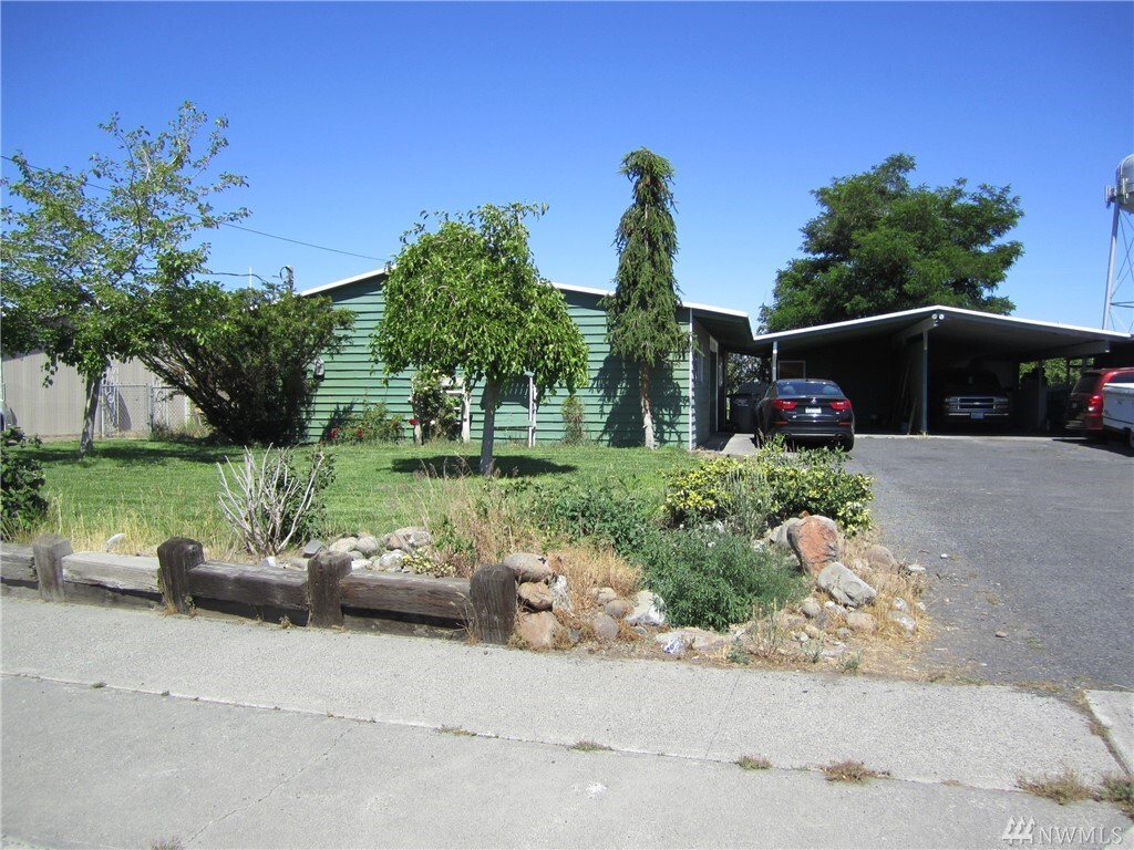 Property Photo:  432 Biggs Dr  WA 98837 