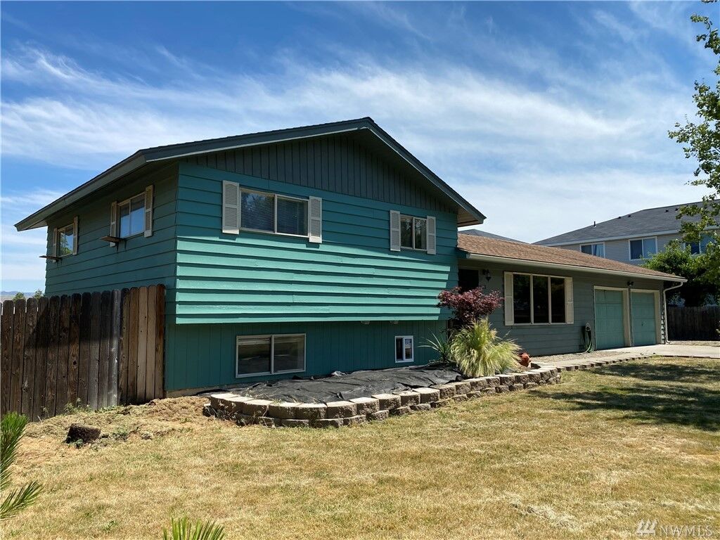 Property Photo:  1121 N Western Ave  WA 98801 