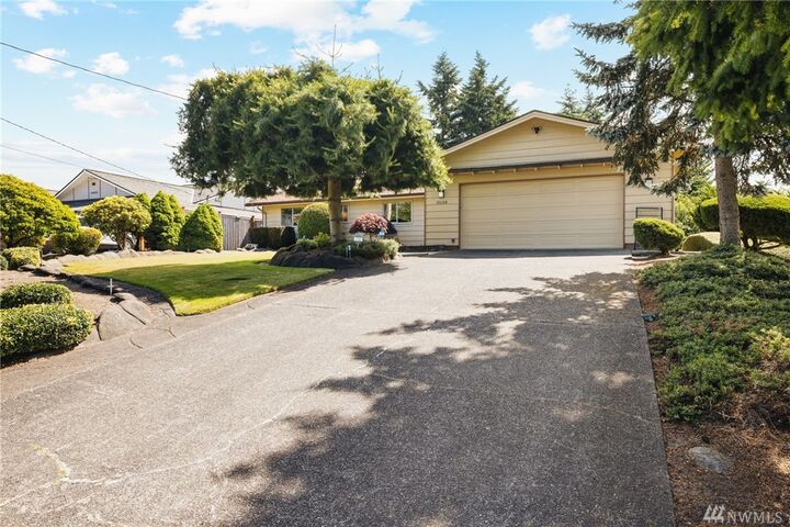 Property Photo:  25128 43rd Ave S  WA 98032 