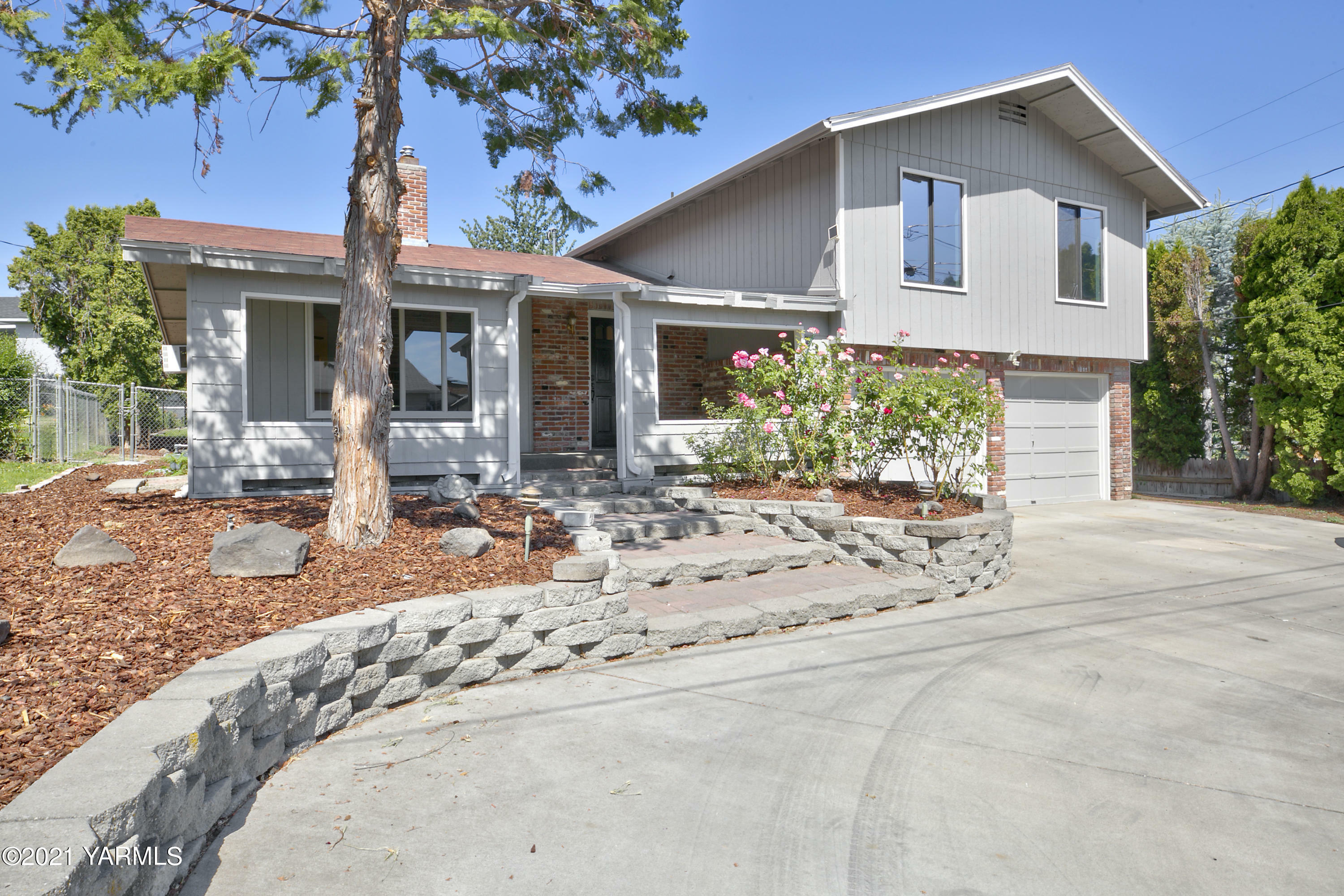 Property Photo:  516 N 34th Ave  WA 98902 