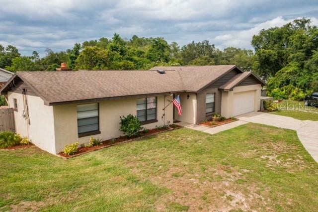 Property Photo:  2402 E Lake Drive  FL 32724 