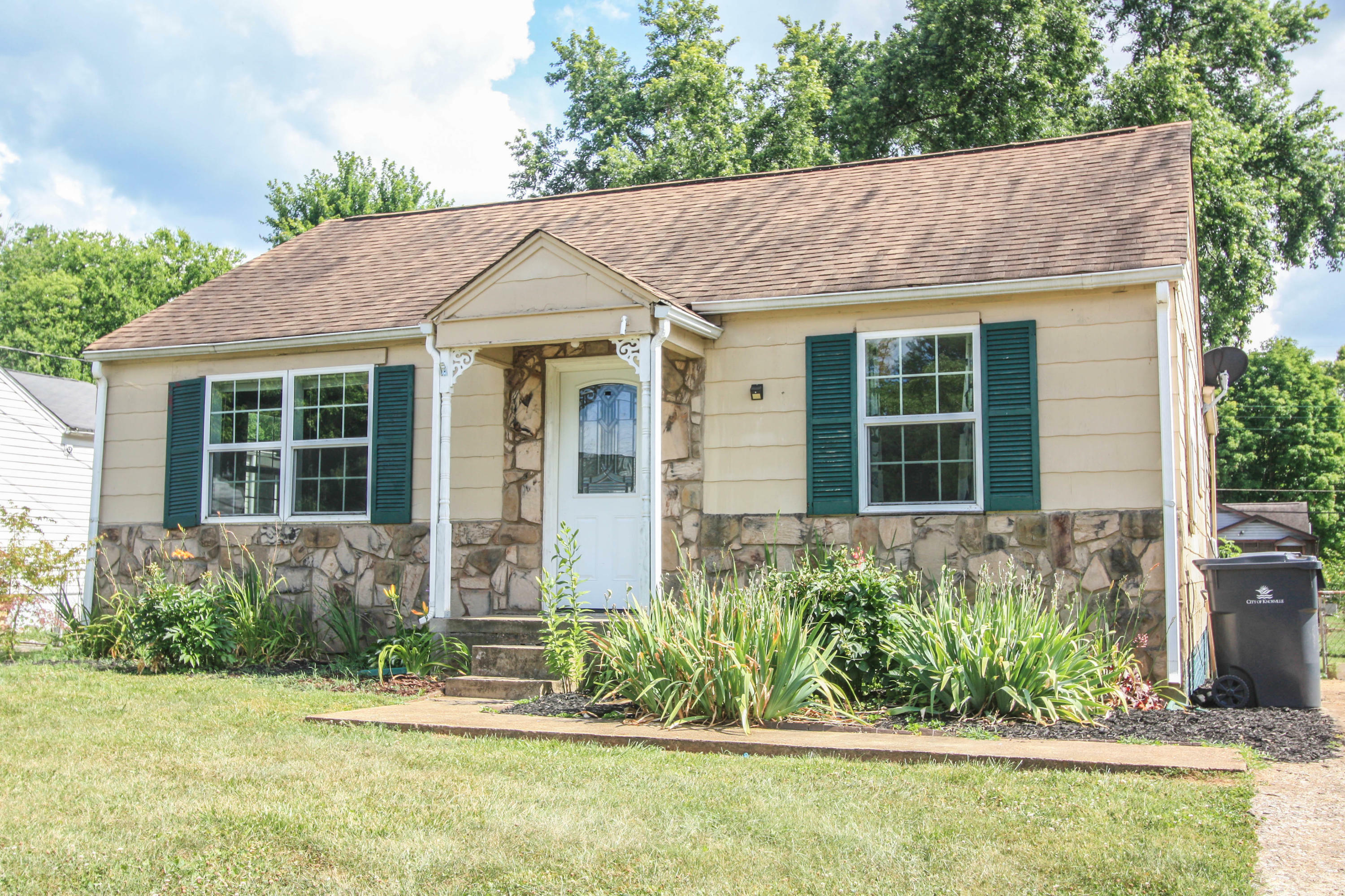 Property Photo:  1916 Earl Ave  TN 37920 