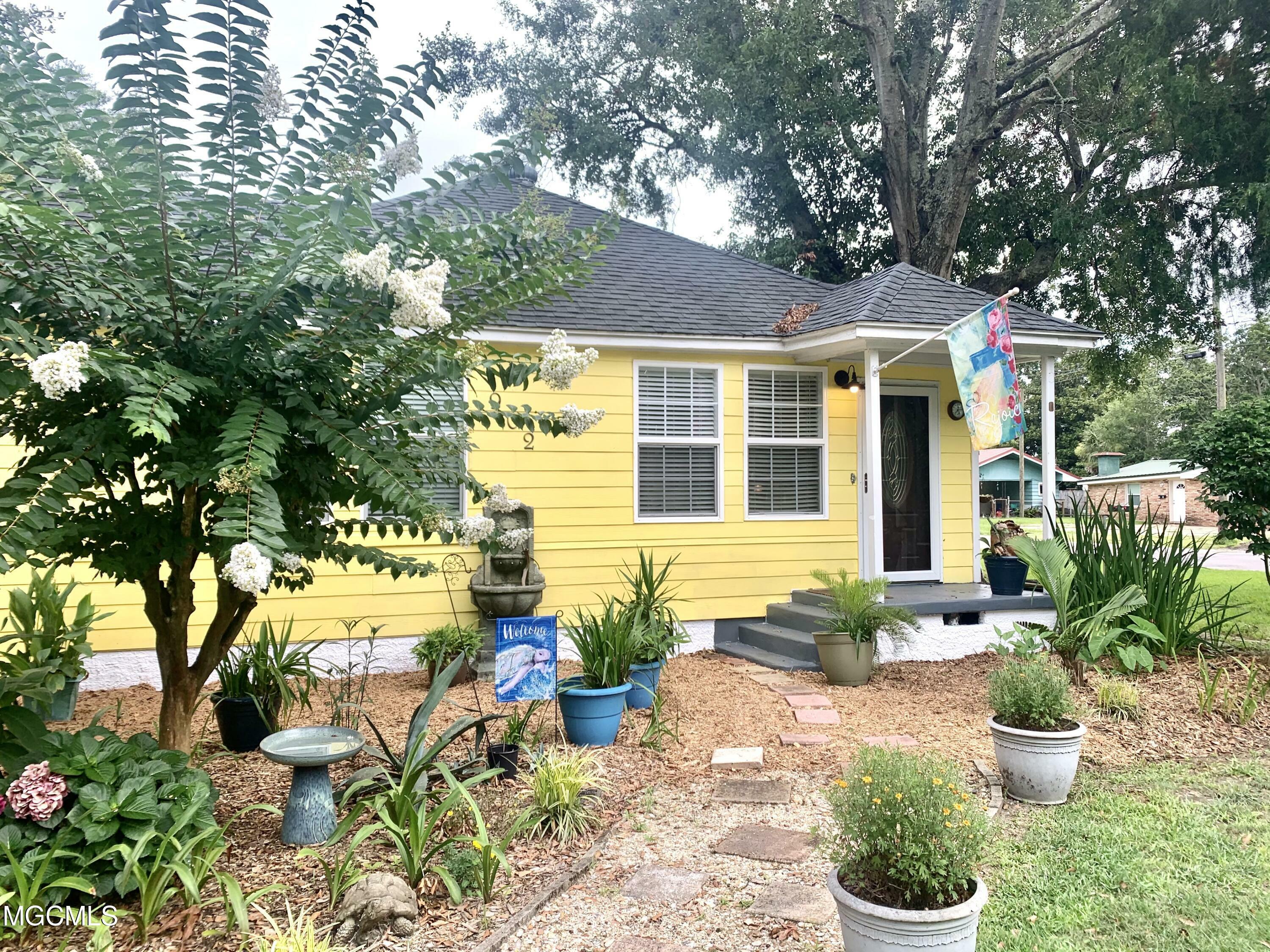 Property Photo:  902 Sarrazin Avenue  MS 39567 