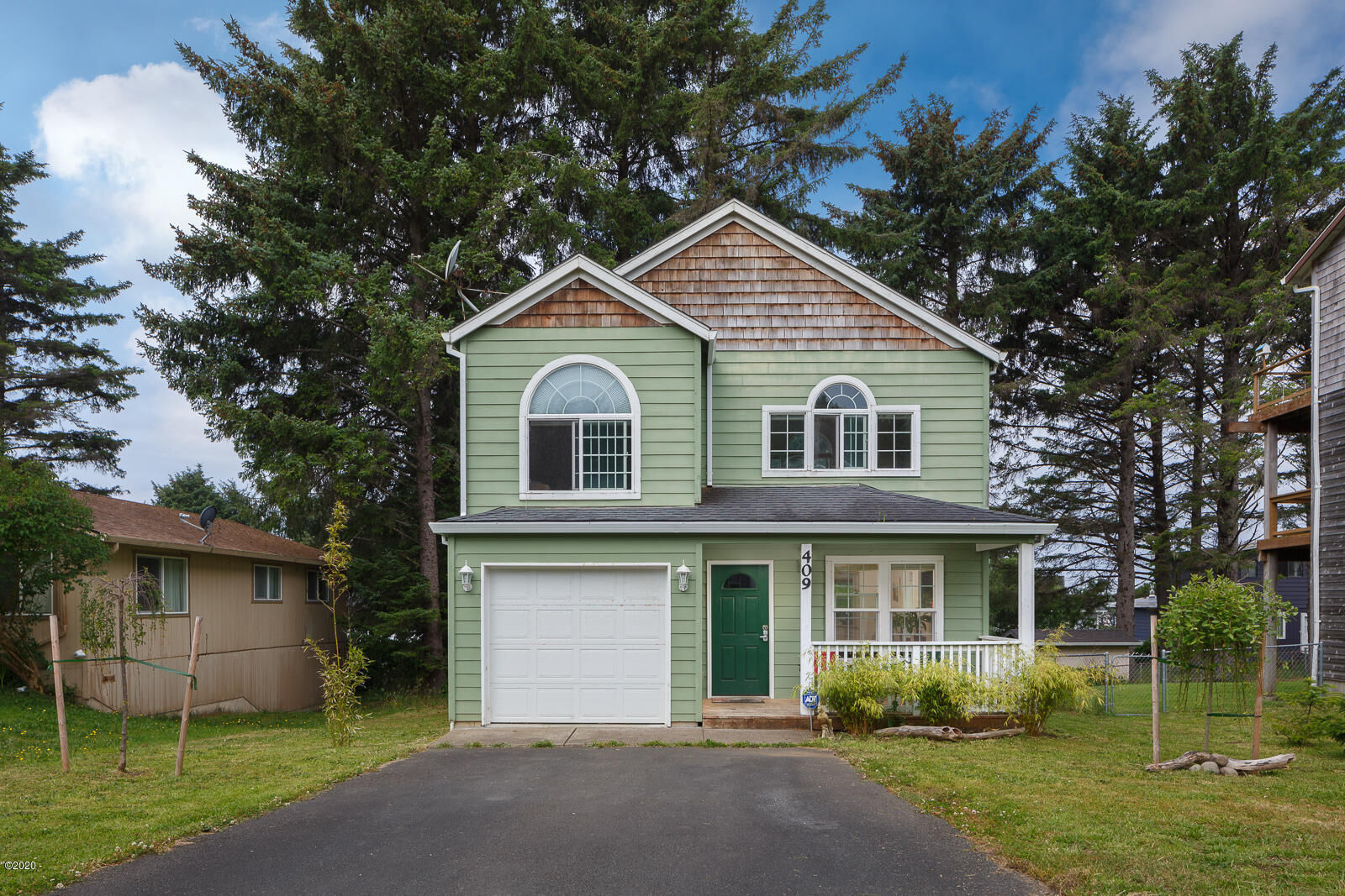 Property Photo: 409 SE Jetty Avenue OR 97367