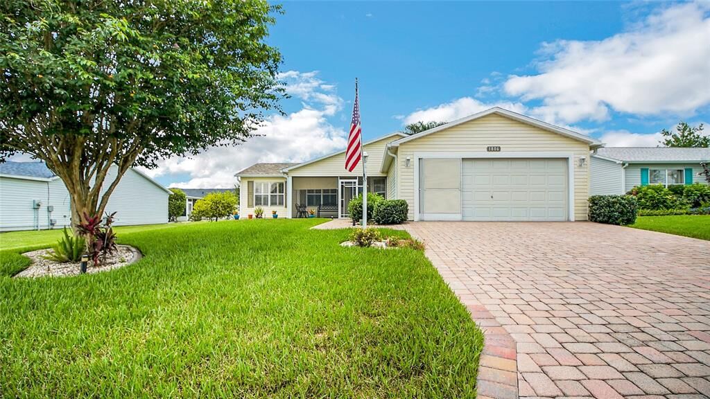 Property Photo:  1806 Naples Place  FL 32162 