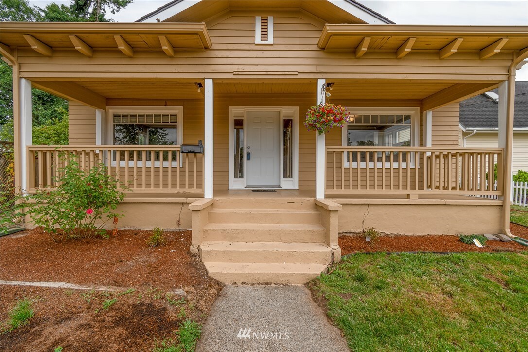 Property Photo:  606 N 3rd Avenue  WA 98626 